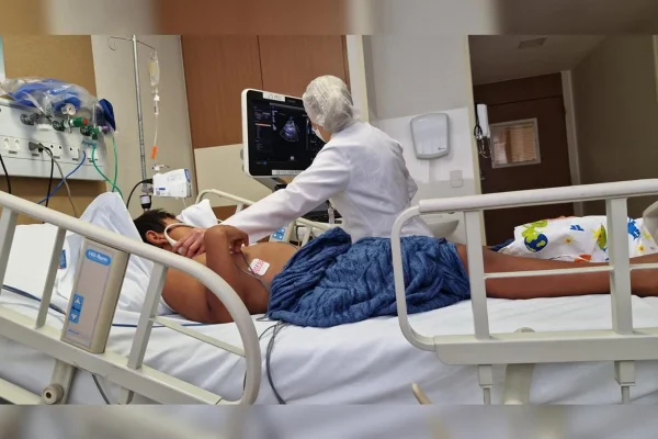 Foto de Matheus, criança diagnosticada com problema cardíaco via IA