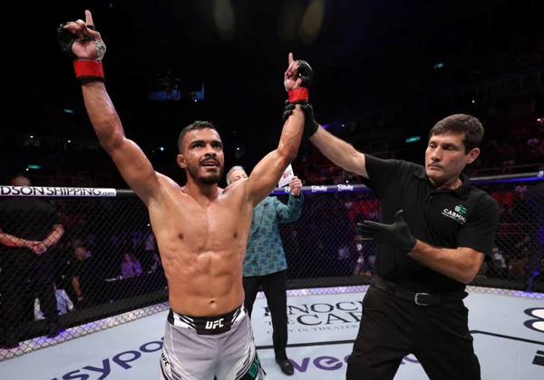 Ismael Bonfim, do DF, leva bônus de R$ 260 mil por nocaute no UFC 283