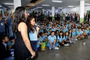 Na visita, a monarca conversou com os alunos sobre educação financeira