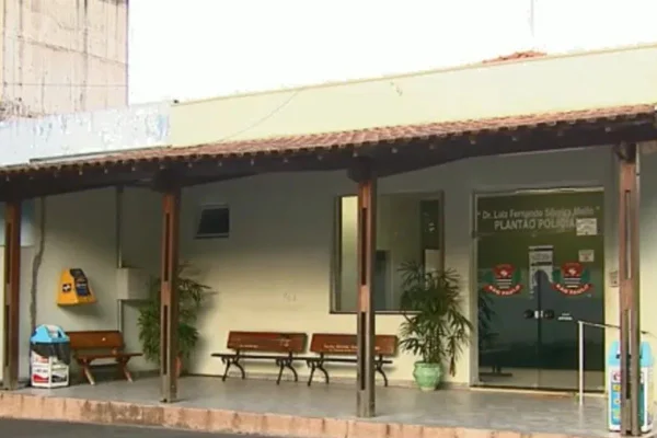 Caso foi registrado como tentativa de feminicídio. Suspeito estava alterado quando foi encontrado e, após negociação, foi preso em flagrante - Metrópoles