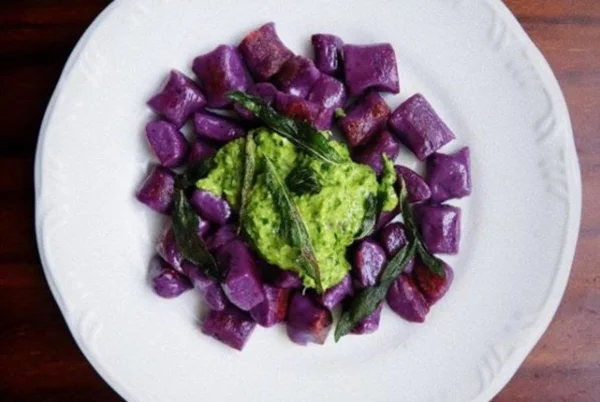 Nhoque de açaí com pesto