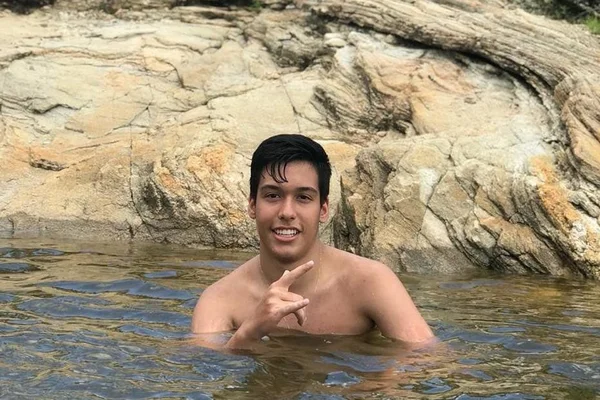 Estudante morre eletrocutado ao atender celular que estava carregando