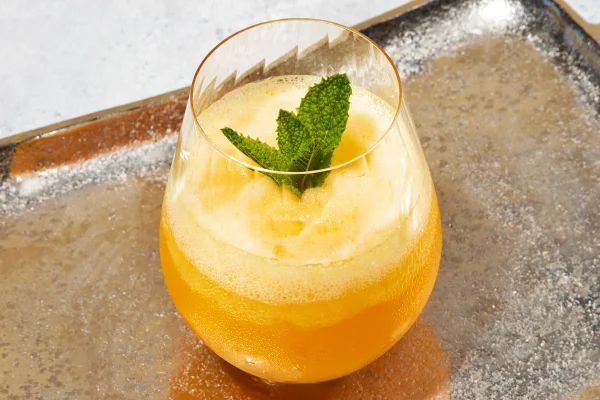 Foto colorida de corpo servido com limonada alemã