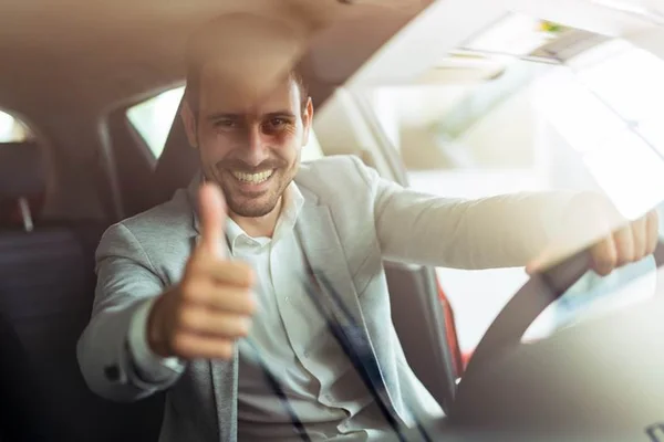 Mercedes-Benz tem 70 oportunidades de estágio para diversos cursos