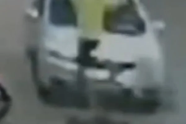 Imagem colorida de carro cinza atropelando jovem. Metrópoles