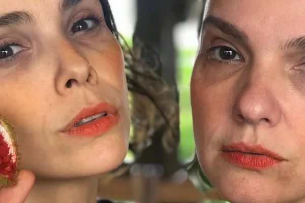 Foto colorida de Débora Falabella e Cynthia Falabella - Metrópoles