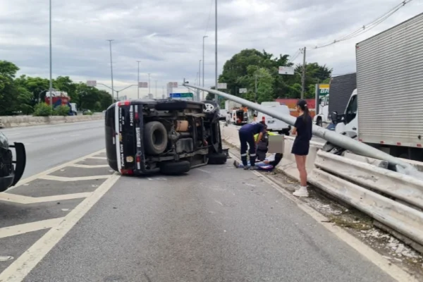Imagem colorida de viatura da polícia civil capotada. Metrópoles