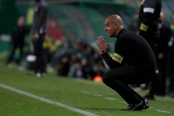 Em Portugal, os técnicos portugueses estão em baixa. Já aqui…