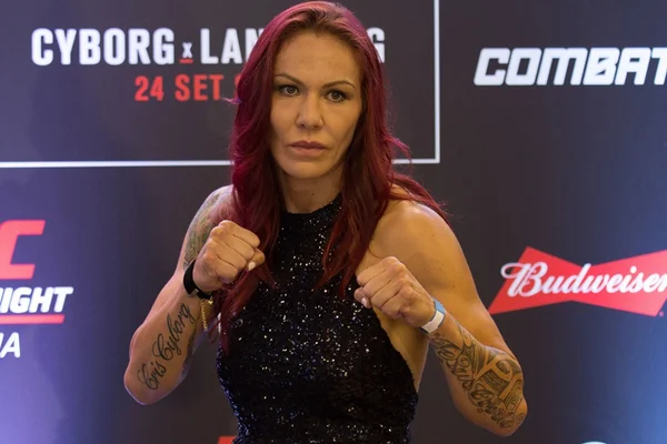 Cris Cyborg solta o verbo, detona Dana White, e exige respeito