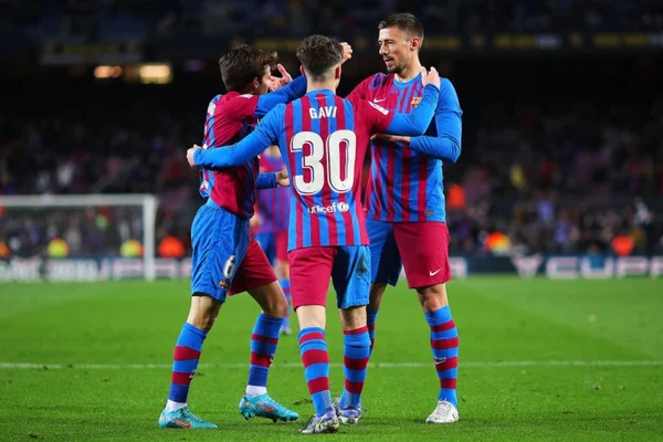 Jogadores do Barcelona celebram o quarto gol marcado na vitória sobre o Osasuna, pelo Campeonato Espanhol