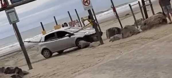 Motorista invade praia e tenta atropelar pessoas em Peruíbe. Veja vídeo