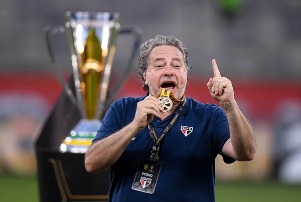 Imagem colorida de Julio Casares com medalha - Metrópoles