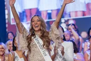 Brynn Carnesecca recebe a faixa de Miss American Fork Brynn Carnesecca recebe a faixa de Miss American Fork