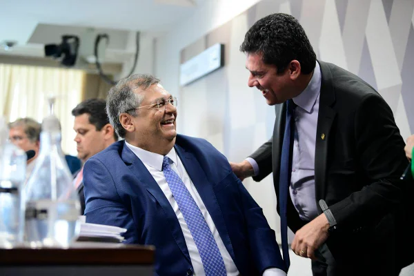 imagem colorida mostra sergio moro e flavio dino durante a sabatina para vaga no STF -- Metrópoles