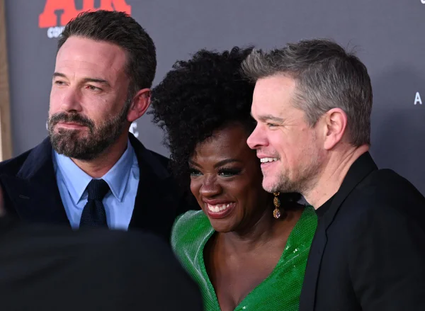 Na imagem com cor, Viola Davis, Matt Damon e Ben Afleck posam juntos - Metrópoles