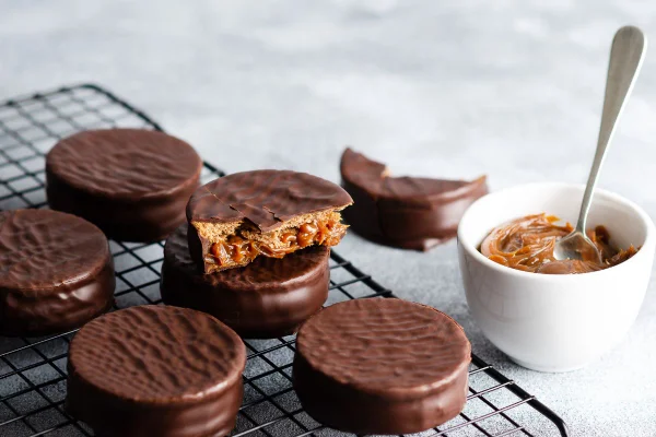 alfajores em cima de uma grelha