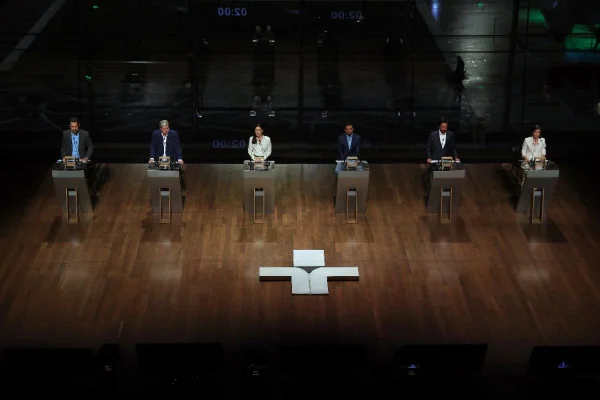 Imagem colorida mostra os candidatos à Prefeitura de São Paulo no debate da TV Cultura - Metrópoles