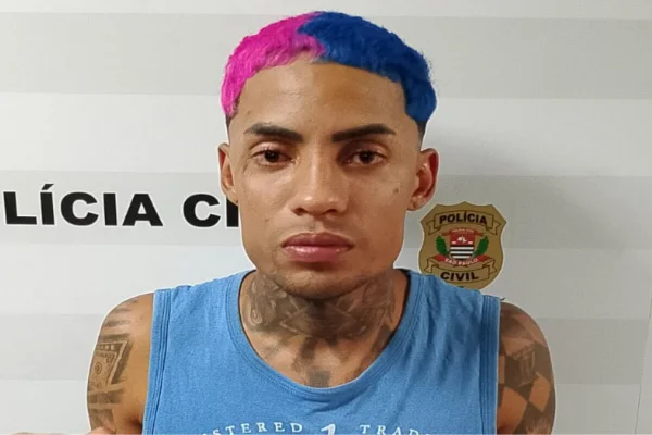 Homem pardo, com o cabelo curto tingido de rosa e azul, da qual em uma metade da cabeça - Metrópoles