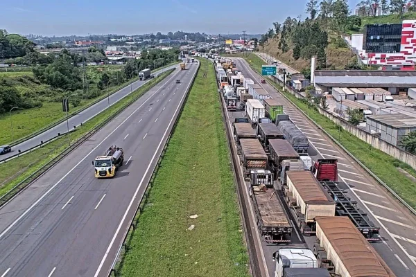 Com ameaça de bomba, sequestro de caminhão interdita Rodoanel na manhã desta quarta-feira (12/11). Veja o congestionamento na pista - Metrópoles