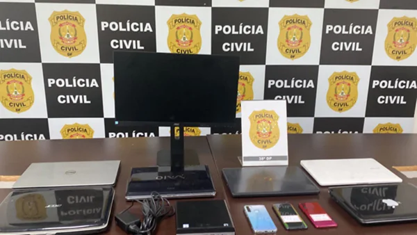 Foto de computador e aparelhos furtados na mesa da PCDF