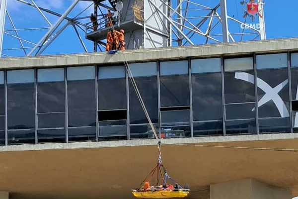 Bombeiros fazem treinamento de resgate em altura na Torre de TV - destaque galeria