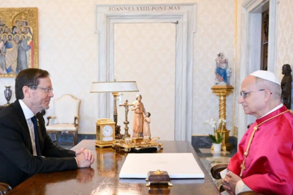 Imagem colorida de papa Leão XIV se encontrando com o presidente de Israel