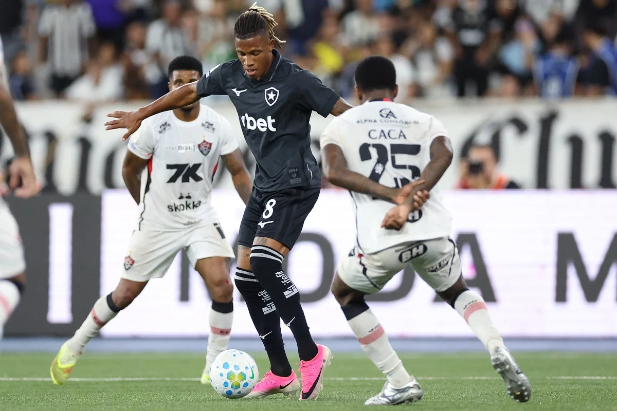 Danilo em campo pelo Botafogo diante do Vitória Danilo em campo pelo Botafogo diante do Vitória