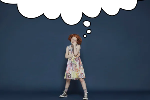 Imagem de uma menina ruiva com um balão em branco sobre a cabeça - Metrópoles