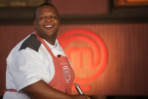 Ex-MasterChef se explica após ser flagrado vendendo doces no semáforo - destaque galeria