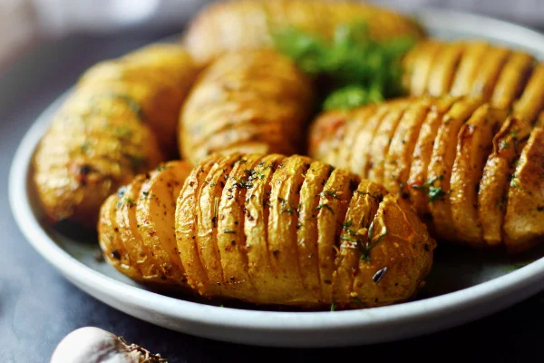 Foto colorida batata hasselback