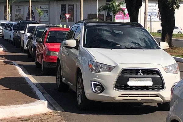 Carros com placas de outros estados lotam filas de vacinação no DF