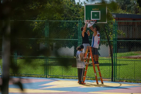 Projeto entre quadras revitaliza quadra da UnB. Jogadores jogam basquete em quadra revitalizada