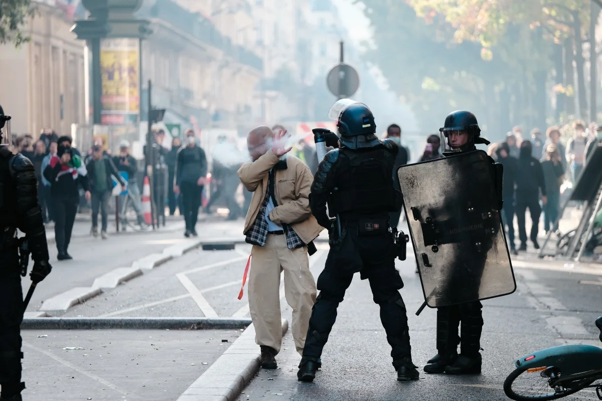 Policial joga spray em protestante Policial joga spray em protestante