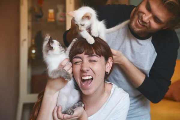 casal brincando com seus pets