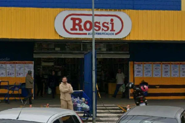 Segurança de supermercado é flagrado agredindo homem em estacionamento - Metrópoles