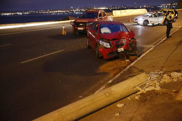 Motorista perde controle do carro e derruba poste na Ponte JK