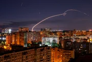 Explosões sobre a cidade após militares ucranianos atingirem drones russos durante ataques com mísseis e drones russos, em meio ao ataque da Rússia à Ucrânia Explosões sobre a cidade após militares ucranianos atingirem drones russos durante ataques com mísseis e drones russos, em meio ao ataque da Rússia à Ucrânia