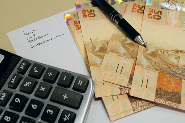 Consumidores citam desemprego como causa de inadimplência, diz estudo