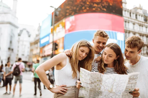 amigos olhando um mapa de viagem