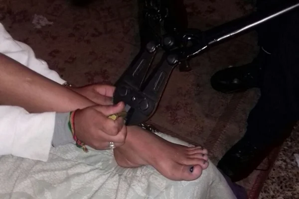 “Não fui carrasca”, desabafa mãe que acorrentou filha viciada em crack