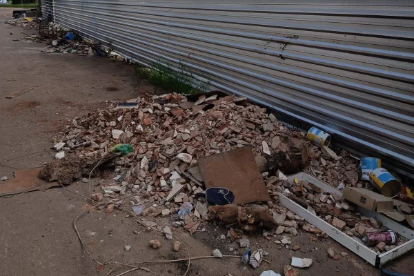 Flagrada, motorista é multada em R$ 3 mil por jogar entulho na rua