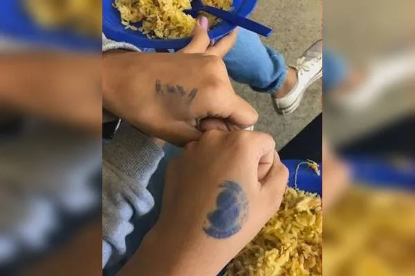 Imagem colorida de mãos carimbadas