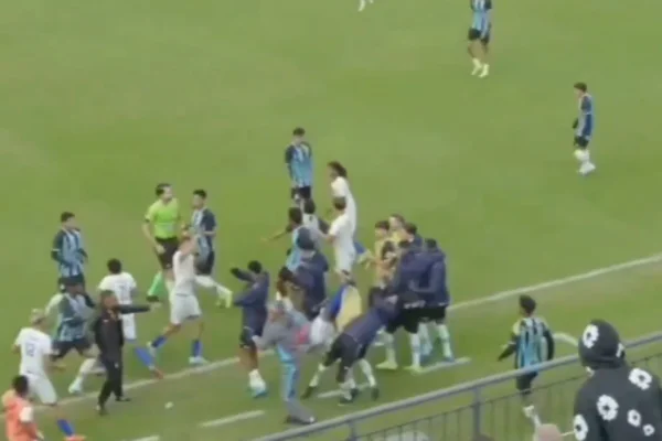 Jogador do Grêmio leva voadora no rosto em jogo do Gaúchão Sub-17