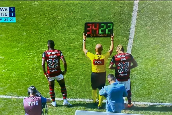 Vidal entrou pra incendiar o jogo e empurrar o Flamengo à virada