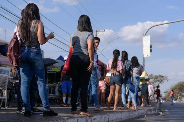 Após descoberta de maníaco, medo ronda mulheres nas paradas de ônibus