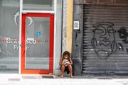 Comércio fechado e ruas desertas pelo centro do Rio Comércio fechado e ruas desertas pelo centro do Rio