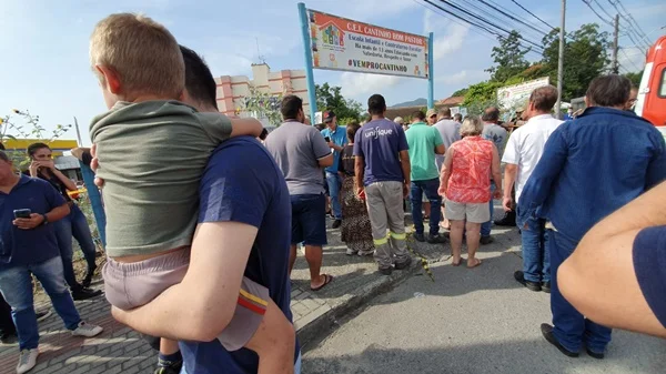 tumulto em frente a creche em Blumenau (SC) - Metrópoles