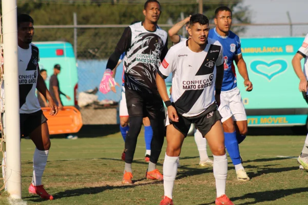Jogadores de Mixto e Cianorte aguardam escanteio na grande área pelas oitavas da Série D