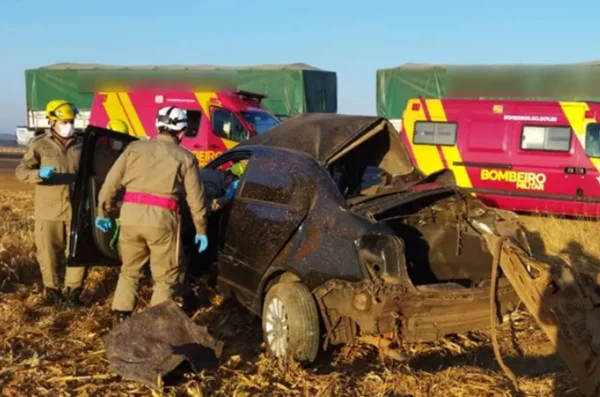 Motorista que dirigia carro roubado morre após bater carro contra caminhão na GO-330, em Goiás
