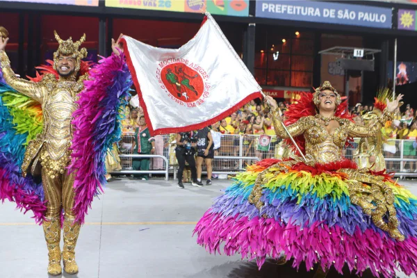 Imagem colorida mostra desfile da Mocidade Alegre - Metrópoles